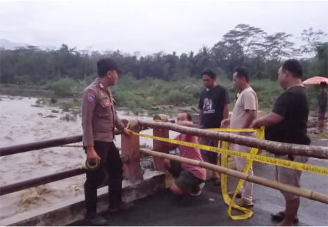 Jembatan Sungai Karang yang menghubungkan Desa Grantung dan Desa Pekiringan Kecamatan Karangmoncol ambles. Untuk sementara akses jalan dari Desa Grantung ke Desa Pekiringan ada pengalihan.