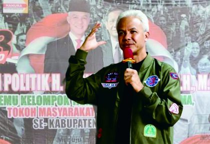 Ganjar Pranowo, calon Presiden nomor urut 03 bertemu, petani, UMKM, relawan dan partai pengusung di Kabupaten Purbalingga dalam acara Safari Politik, di Gedung Indragiri, Hotel Owabong Purbalingga, Senin 15 Januari 2024. Foto: tabloidelemen.com | Mahendra Yudhi Krisnha