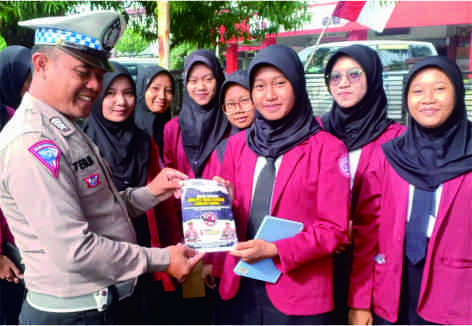 Satlantas Polres Purbalingga membagikan pamflet imbauan larangan knalpot brong kepada mahasiswa Universitas Perwira Purbalingga (Unperba), Rabu 10 Januari 2024 Satlantas Polres Purbalingga membagikan pamflet imbauan larangan knalpot brong kepada mahasiswa Universitas Perwira Purbalingga (Unperba), Rabu 10 Januari 2024