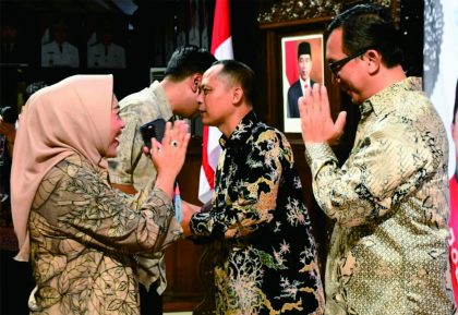 Bupati Purbalingga Dyah Hayuning Pratiwi menyambut kehadiran Eko Julianto yang resmi menjabat Ketua Pengadilan Negeri (PN) Purbalingga dalam acara Lepas Sambut Ketua PN Purbalingga, di Pendopo Dipokusumo, Senin 15 Januari 2024