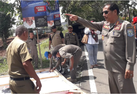 Satuan Polisi Pamong Praja (Satpol PP) Kabupaten Purbalingga menertibkan Alat Peraga Kampanye (APK) yang rusak dan reklame yang melanggar aturan, Selasa 2 Januari 2024. Satuan Polisi Pamong Praja (Satpol PP) Kabupaten Purbalingga menertibkan Alat Peraga Kampanye (APK) yang rusak dan reklame yang melanggar aturan, Selasa 2 Januari 2024.