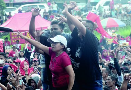 Massa pendukung pasangan Capres-Cawapres Ganjar Pranowo-Mahfud MD (Ganjar-Mahfud) di Kabupaten Purbalingga menggelar kampanye terbuka, di lapangan Desa Mangunegara Kecamatan Mrebet, Kabupaten Purbalingga, Selasa 23 Januari 2024.