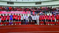 Bupati Purbalingga, Dyah Hayuning Pratiwi (Tiwi) bersama pemain dan supporter Persibangga usai pertandingan melawan Persip Pekalongan, di Stadion Jatidiri Semarang, Sabtu 13 Januari 2024. Foto: Bagian Prokompim Setda Purbalingga.