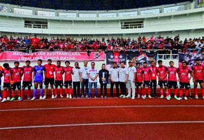 Bupati Purbalingga, Dyah Hayuning Pratiwi (Tiwi) bersama pemain dan supporter Persibangga usai pertandingan melawan Persip Pekalongan, di Stadion Jatidiri Semarang, Sabtu 13 Januari 2024. Foto: Bagian Prokompim Setda Purbalingga.