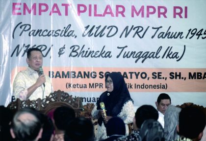 Ketua MPR RI, Bambang Soesatyo (Bamsoet) mensosialisasikan empat pilar kebangsaan kepada anggota Assosiasi Guru Pendidikan Agama Islam Indonesia (AGPAII) Kabupaten Purbalingga, di Balai Pertemuan Warga Desa Majapura, Kecamatan Bobotsari, Sabtu 27 Januari 2024. Ketua MPR RI, Bambang Soesatyo (Bamsoet) mensosialisasikan empat pilar kebangsaan kepada anggota Assosiasi Guru Pendidikan Agama Islam Indonesia (AGPAII) Kabupaten Purbalingga, di Balai Pertemuan Warga Desa Majapura, Kecamatan Bobotsari, Sabtu 27 Januari 2024.