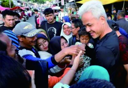 Ganjar Pranowo, calon Presiden nomor urut 3 mengunjungi pabrik garmen PT Purnama Asih Surya (PT PAS) di Banjarnegara, Jawa Tengah, Senin 15 Januari 202