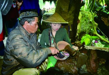 Prosesi pengambilan air dari mata air Tuk Si Kopyah mengawali rangkaian kegiatan Festival Gunung Slamet (FGS) tahun 2015, di Desa Serang, Kecamatan Karangreja.