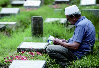 Ziarah Kubur. Foto: pwmu.co Ziarah Kubur. Foto: pwmu.co