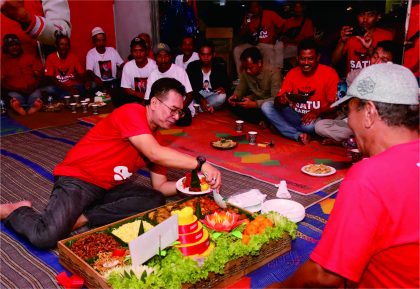 Ketua DPC PDI Perjuangan, HR.Bambang Irawan memotong tumpeng saat tasyakuran HUT ke 51 PDI Perjuangan di Rumah Gotong Royong Mas BI, Desa Karangkabur, Kecamatan Padamara, Rabu 10 Januari 2023. Ketua DPC PDI Perjuangan, HR.Bambang Irawan memotong tumpeng saat tasyakuran HUT ke 51 PDI Perjuangan di Rumah Gotong Royong Mas BI, Desa Karangkabur, Kecamatan Padamara, Rabu 10 Januari 2023.