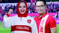 Bupati Purbalingga, Dyah Hayuning Pratiwi (Tiwi) dan Ketua Askab PSSI Purbalingga HR Bambang Irawan. Foto: Kolase tabloidelemen.com | Mahendra Yudhi Krisnha Bupati Purbalingga, Dyah Hayuning Pratiwi (Tiwi) dan Ketua Askab PSSI Purbalingga HR Bambang Irawan. Foto: Kolase tabloidelemen.com | Mahendra Yudhi Krisnha