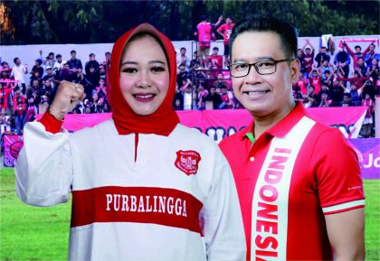 Bupati Purbalingga, Dyah Hayuning Pratiwi (Tiwi) dan Ketua Askab PSSI Purbalingga HR Bambang Irawan. Foto: Kolase tabloidelemen.com | Mahendra Yudhi Krisnha