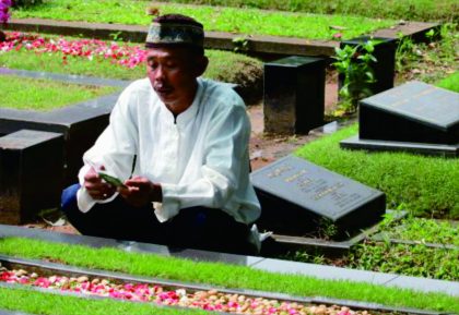 Tradisi ziarah kubur sudah melekat pada masyarakat Indonesia sejak dulu.Ziarah kubur termasuk ke dalam bentuk