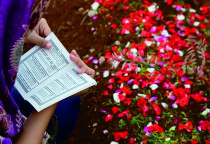 Ziarah kubur termasuk ke dalam bentuk bakti seseorang kepada orang tua dengan mendoakan keduanya ketika ziarah.