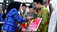 Badan Amil Zakat Nasional (Baznas) Purbalingga dan UPZ Kemenag mentasarufan zakat untuk Fi Sabilillah, Santri  Tahfidz, dan Modal Usaha dari Baznas Purbalingga dan UPZ Kemenag di Pendopo Dipokusumo, Rabu 17 Januari 2024.