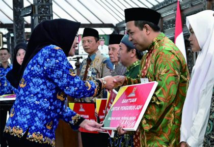 Badan Amil Zakat Nasional (Baznas) Purbalingga dan UPZ Kemenag mentasarufan zakat untuk Fi Sabilillah, Santri  Tahfidz, dan Modal Usaha dari Baznas Purbalingga dan UPZ Kemenag di Pendopo Dipokusumo, Rabu 17 Januari 2024.