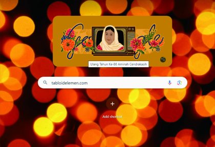 Google Doodle hari ini, Senin 29 Januari 2024 menampilkan sosok Aminah Cendrakasih mengenakan kerudung putih dengan latar belakang televise jaman dulu (Jadul).