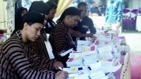 KPU Kabupaten Purbalingga menyelenggarakan simulasi pemungutan dan penghitungan suara serta penggunaan Sistem Informasi Rekapitulasi (SIREKAP) Pemilu 2024, di halaman kantor KPU Purbalingga, Selasa 30 Januari 2024. KPU Kabupaten Purbalingga menyelenggarakan simulasi pemungutan dan penghitungan suara serta penggunaan Sistem Informasi Rekapitulasi (SIREKAP) Pemilu 2024, di halaman kantor KPU Purbalingga, Selasa 30 Januari 2024.