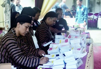 KPU Kabupaten Purbalingga menyelenggarakan simulasi pemungutan dan penghitungan suara serta penggunaan Sistem Informasi Rekapitulasi (SIREKAP) Pemilu 2024, di halaman kantor KPU Purbalingga, Selasa 30 Januari 2024. KPU Kabupaten Purbalingga menyelenggarakan simulasi pemungutan dan penghitungan suara serta penggunaan Sistem Informasi Rekapitulasi (SIREKAP) Pemilu 2024, di halaman kantor KPU Purbalingga, Selasa 30 Januari 2024.