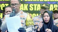 Niki Andri Arni menjadi penerjemah bahasa isyarat untuk masyarakat yang mengalami tuna rungu mendampingi Kapolres Purbalingga, AKBP Hendra Irawan, saat konferensi pers knalpot brong di halaman Satlantas Polres Purbalingga, Kamis 11 Januari 2024. Niki Andri Arni menjadi penerjemah bahasa isyarat untuk masyarakat yang mengalami tuna rungu mendampingi Kapolres Purbalingga, AKBP Hendra Irawan, saat konferensi pers knalpot brong di halaman Satlantas Polres Purbalingga, Kamis 11 Januari 2024.