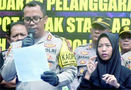 Niki Andri Arni menjadi penerjemah bahasa isyarat untuk masyarakat yang mengalami tuna rungu mendampingi Kapolres Purbalingga, AKBP Hendra Irawan, saat konferensi pers knalpot brong di halaman Satlantas Polres Purbalingga, Kamis 11 Januari 2024. Niki Andri Arni menjadi penerjemah bahasa isyarat untuk masyarakat yang mengalami tuna rungu mendampingi Kapolres Purbalingga, AKBP Hendra Irawan, saat konferensi pers knalpot brong di halaman Satlantas Polres Purbalingga, Kamis 11 Januari 2024.