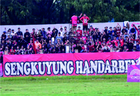 Bralink Mania selalu mendukung kesebelasan Persibangga saat berlaga. Bralink Mania selalu mendukung kesebelasan Persibangga saat berlaga.