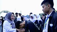 Bupati Purbalingga, Dyah Hayuning Pratiwi usai menerima 360 orang siswa SMA Negeri 8 Jakarta untuk melaksanakan Temu Sosial dan Ilmiah (TeSIS), di Lapangan Sekar Bintang, Desa Serang, Kecamatan Karangreja, 24 Januari 2023. Bupati Purbalingga, Dyah Hayuning Pratiwi usai menerima 360 orang siswa SMA Negeri 8 Jakarta untuk melaksanakan Temu Sosial dan Ilmiah (TeSIS), di Lapangan Sekar Bintang, Desa Serang, Kecamatan Karangreja, 24 Januari 2023.