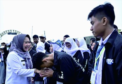 Bupati Purbalingga, Dyah Hayuning Pratiwi usai menerima 360 orang siswa SMA Negeri 8 Jakarta untuk melaksanakan Temu Sosial dan Ilmiah (TeSIS), di Lapangan Sekar Bintang, Desa Serang, Kecamatan Karangreja, 24 Januari 2023.