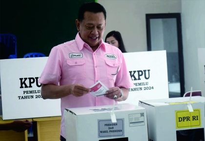 Ketua MPR RI, Bambang Soesatyo (Bansoet) usai menggunakan hak pilihnya dalam Pemilu 2024 di Tempat Pemungutan Suara (TPS) 12 Kelurahan Purbalingga Lor, Kecamatan Purbalingga, Kabupaten Purbalingga, Rabu 14 Februari 2024. Ketua MPR RI, Bambang Soesatyo (Bansoet) usai menggunakan hak pilihnya dalam Pemilu 2024 di Tempat Pemungutan Suara (TPS) 12 Kelurahan Purbalingga Lor, Kecamatan Purbalingga, Kabupaten Purbalingga, Rabu 14 Februari 2024.