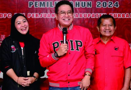 Ketua DPC PDI Perjuangan Kabupaten Purbalingga, HR. Bambang Irawan bersama Dyah Hayuning Pratiwi, Wakil Ketua DPC PDI Perjuangan bidang Perekonomian dan Kebudayaan saat Jumpa Pers di Sekretariat DPC PDI Perjuangan Kabupaten Purbalingga, Jumat 16 Februari 2024 Ketua DPC PDI Perjuangan Kabupaten Purbalingga, HR. Bambang Irawan bersama Dyah Hayuning Pratiwi, Wakil Ketua DPC PDI Perjuangan bidang Perekonomian dan Kebudayaan saat Jumpa Pers di Sekretariat DPC PDI Perjuangan Kabupaten Purbalingga, Jumat 16 Februari 2024