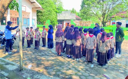 Mahasiswa Universitas Islam Nahdlatul Ulama (UNISNU) Jepara yang sedang melaksanakan KKN memberikan materi Kepramukaan di SD Negeri 3 Geneng Kecamatan Batealit, Kabupaten Jepara, Kamis 22 Februari 2024. Foto: Tim KKN UNISNU Jepara. Mahasiswa Universitas Islam Nahdlatul Ulama (UNISNU) Jepara yang sedang melaksanakan KKN memberikan materi Kepramukaan di SD Negeri 3 Geneng Kecamatan Batealit, Kabupaten Jepara, Kamis 22 Februari 2024. Foto: Tim KKN UNISNU Jepara.