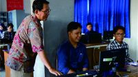 74 orang mengikuti pelatihan Vocational School Graduate Academy (VSGA) yang terselenggara oleh Balai Pengembangan Sumber Daya Manusia dan Penelitian Komunikasi dan Informatika (BPSDMP Kominfo) Yogyakarta bekerjasama dengan Dinas Komunikasi dan Informatika (Dinkominfo) Purbalingga, di Laboratorium Komputer SMK Negeri 1 Purbalingga, Senin 26 Februari 2024.