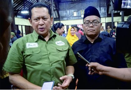 Ketua Majelis Permusyawaratan Rakyat Republik Indonesia (MPR RI) Bambang Soesatyo (Bamsoet) usai Sosialisasi Empat Pilar Kebangsaan kepada Persatuan Perangkat Desa Republik Indonesia (PPDRI), se Kecamatan Bobotsari, di Andrawina Hall Hotel Owabong, Purbalingga, Selasa 6 Februari 2024. Ketua Majelis Permusyawaratan Rakyat Republik Indonesia (MPR RI) Bambang Soesatyo (Bamsoet) usai Sosialisasi Empat Pilar Kebangsaan kepada Persatuan Perangkat Desa Republik Indonesia (PPDRI), se Kecamatan Bobotsari, di Andrawina Hall Hotel Owabong, Purbalingga, Selasa 6 Februari 2024.