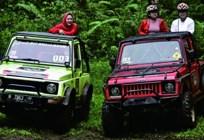 Ketua Dewan Perwakilan Rakyat Republik Indonesia (DPR RI) Puan Maharani dan Bupati Purbalingga Dyah Hayuning Pratiwi ‘Nge-Jeep’ di Desa Wisata Serang, Kecamatan Karangreja Purbalingga.