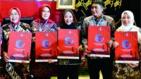 3 Tahun Tiwi–Dono Pimpin Purbalingga, Bupati Purbalingga Dyah Hayuning Pratiwi (tengah) usai menerima penghargaan sebagai Kabupaten Peduli HAMdari Kementerian Hukum dan Hak Asasi Manusia (Kemenkumham) RI, di Golden Ballroom Hotel Sultan & Residence Jakarta, Senin 12 Desember 2022. 3 Tahun Tiwi–Dono Pimpin Purbalingga, Bupati Purbalingga Dyah Hayuning Pratiwi (tengah) usai menerima penghargaan sebagai Kabupaten Peduli HAMdari Kementerian Hukum dan Hak Asasi Manusia (Kemenkumham) RI, di Golden Ballroom Hotel Sultan & Residence Jakarta, Senin 12 Desember 2022.