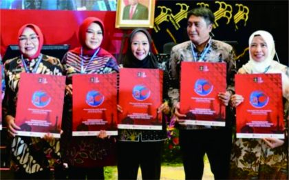 3 Tahun Tiwi–Dono Pimpin Purbalingga, Bupati Purbalingga Dyah Hayuning Pratiwi (tengah) usai menerima penghargaan sebagai Kabupaten Peduli HAMdari Kementerian Hukum dan Hak Asasi Manusia (Kemenkumham) RI, di Golden Ballroom Hotel Sultan & Residence Jakarta, Senin 12 Desember 2022.