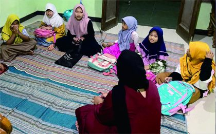 Mahasiswa Kuliah Kerja Nyata (KKN) Universitas Islam Nahdlatul Ulama (UNISNU) Jepara melaksanakan program bimbingan belajar yang inovatif di Desa Geneng, Kecamatan Batealit, Kabupaten Jepara. Foto: Mahasiswa KKN UNISNU Jepara Mahasiswa Kuliah Kerja Nyata (KKN) Universitas Islam Nahdlatul Ulama (UNISNU) Jepara melaksanakan program bimbingan belajar yang inovatif di Desa Geneng, Kecamatan Batealit, Kabupaten Jepara. Foto: Mahasiswa KKN UNISNU Jepara