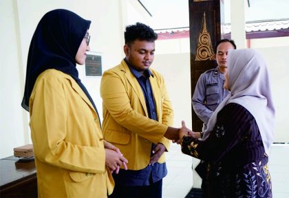 Mahasiswa Universitas Jenderal Soedirman (Unsoed) Kuliah Kerja Nyata (KKN) di Kecamatan Karanganyar Kabupaten Purbalingga memfasilitasi pembuatan sertifikat halal dan Nomor Induk Berusaha (NIB). Mahasiswa Universitas Jenderal Soedirman (Unsoed) Kuliah Kerja Nyata (KKN) di Kecamatan Karanganyar Kabupaten Purbalingga memfasilitasi pembuatan sertifikat halal dan Nomor Induk Berusaha (NIB).