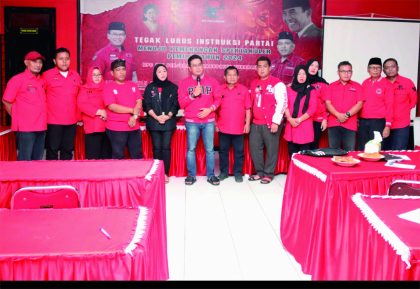 Ketua DPC PDI Perjuangan Kabupaten Purbalingga, HR. Bambang Irawan bersama memimpin Jumpa Pers di Sekretariat DPC PDI Perjuangan Kabupaten Purbalingga, Jumat 16 Februari 2024