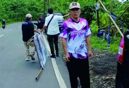 Badan Pengawas Pemilihan Umum (Bawaslu) beserta jajaran Satuan Polisi Pamong Praja (Satpol PP) Purbalingga melakukan penertiban Alat Peraga Kampanye (APK), Minggu 11 Februari 2024. Badan Pengawas Pemilihan Umum (Bawaslu) beserta jajaran Satuan Polisi Pamong Praja (Satpol PP) Purbalingga melakukan penertiban Alat Peraga Kampanye (APK), Minggu 11 Februari 2024.