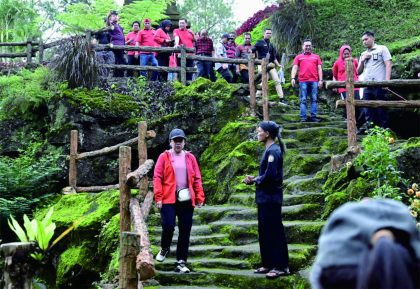 Ketua Dewan Perwakilan Rakyat Republik Indonesia (DPR RI) Puan Maharani mengunjungi Obyek Wisata Alam Goa Lawa Purbalingga (Golaga) di Kecamatan Karangreja.