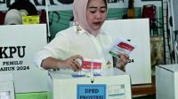 Bupati Dyah Hayuning Pratiwi usai menggunakan hak suaranya hak pilihnya dalam Pemilu 2024 di Tempat Pemungutan Suara (TPS) 19 Kelurahan Purbalingga Lor, Kecamatan Purbalingga, Kabupaten Purbalingga, Rabu 14 Februari 2024. Bupati Dyah Hayuning Pratiwi usai menggunakan hak suaranya hak pilihnya dalam Pemilu 2024 di Tempat Pemungutan Suara (TPS) 19 Kelurahan Purbalingga Lor, Kecamatan Purbalingga, Kabupaten Purbalingga, Rabu 14 Februari 2024.