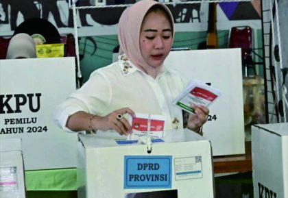 Bupati Dyah Hayuning Pratiwi usai menggunakan hak suaranya hak pilihnya dalam Pemilu 2024 di Tempat Pemungutan Suara (TPS) 19 Kelurahan Purbalingga Lor, Kecamatan Purbalingga, Kabupaten Purbalingga, Rabu 14 Februari 2024. Bupati Dyah Hayuning Pratiwi usai menggunakan hak suaranya hak pilihnya dalam Pemilu 2024 di Tempat Pemungutan Suara (TPS) 19 Kelurahan Purbalingga Lor, Kecamatan Purbalingga, Kabupaten Purbalingga, Rabu 14 Februari 2024.