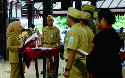 Bupati Purbalingga, Dyah Hayuning Pratiwi merotasi 7 Pejabat Pimpinan Tinggi Pratama atau Eselon II di lingkungan Pemkab Purbalingga, di Pendopo Dipokusumo Purbalingga, Senin 26 Februari 2024. Bupati Purbalingga, Dyah Hayuning Pratiwi merotasi 7 Pejabat Pimpinan Tinggi Pratama atau Eselon II di lingkungan Pemkab Purbalingga, di Pendopo Dipokusumo Purbalingga, Senin 26 Februari 2024.