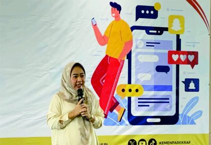 Bupati Dyah Hayuning Pratiwi membuka Bimbingan Teknis Pemasaran Ekonomi Kreatif bagi para pelaku ekraf di Kabupaten Purbalingga, di Hotel Grand Braling, Kamis 08 Februari 2024.