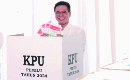 HR Bambang Irawan, calon anggota DPRD Kabupaten Purbalingga dari PDI Perjuangan dari Daerah Pemilihan (Dapil) 2 yang meliputi Kecamatan Kalimanah, Padamara, Bojongsari dan Kutasari meraih suara teratas dengan meraup 16.581 suara. Foto: tabloidelemen.com | Mahendra Yudhi Krisnha HR Bambang Irawan, calon anggota DPRD Kabupaten Purbalingga dari PDI Perjuangan dari Daerah Pemilihan (Dapil) 2 yang meliputi Kecamatan Kalimanah, Padamara, Bojongsari dan Kutasari meraih suara teratas dengan meraup 16.581 suara. Foto: tabloidelemen.com | Mahendra Yudhi Krisnha
