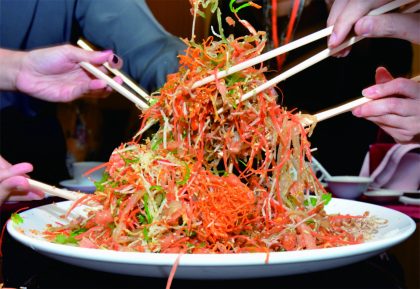 Yu Sheng hidangan khas imlek, sebelum menyantapnya harus mengaduk dan mengangkat setinggi mungkin sebagai simbol peruntungan yang semakin baik. Yu Sheng hidangan khas imlek, sebelum menyantapnya harus mengaduk dan mengangkat setinggi mungkin sebagai simbol peruntungan yang semakin baik.