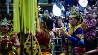 Prosesi arak-arakan seni budaya “Bersih Sumber” atau tradisi pensucian menghadapi bulan puasa sekaligus merayakan Hari Ulang Tahun (HUT) yang ke 19 Objek Wisata Air Bojongsari (Owabong) Purbalingga tersaji dengan apik, Minggu 10 Maret 2024. Prosesi arak-arakan seni budaya “Bersih Sumber” atau tradisi pensucian menghadapi bulan puasa sekaligus merayakan Hari Ulang Tahun (HUT) yang ke 19 Objek Wisata Air Bojongsari (Owabong) Purbalingga tersaji dengan apik, Minggu 10 Maret 2024.