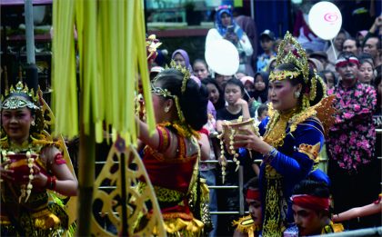 Prosesi arak-arakan seni budaya “Bersih Sumber” atau tradisi pensucian menghadapi bulan puasa sekaligus merayakan Hari Ulang Tahun (HUT) yang ke 19 Objek Wisata Air Bojongsari (Owabong) Purbalingga tersaji dengan apik, Minggu 10 Maret 2024.