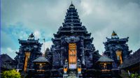 Pura Besakih adalah salah satu pura inti. Pura terbesar di Bali ini terletak di Kecamatan Rendang, Kabupaten Karangasem. Foto: nomadicated.com Pura Besakih adalah salah satu pura inti. Pura terbesar di Bali ini terletak di Kecamatan Rendang, Kabupaten Karangasem. Foto: nomadicated.com