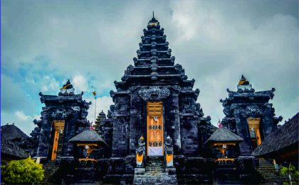 Pura Besakih adalah salah satu pura inti. Pura terbesar di Bali ini terletak di Kecamatan Rendang, Kabupaten Karangasem. Foto: nomadicated.com
